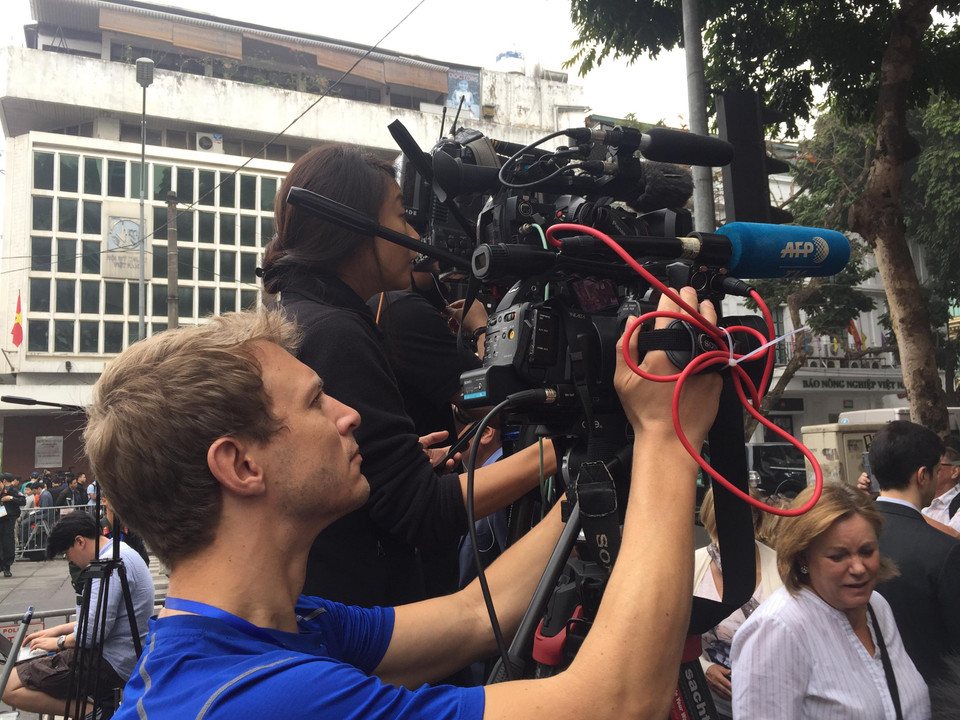 Mỗi phóng viên đều cố gắng chọn vị trí tốt nhất để ghi hình. (Ảnh: PV/Vietnam+)