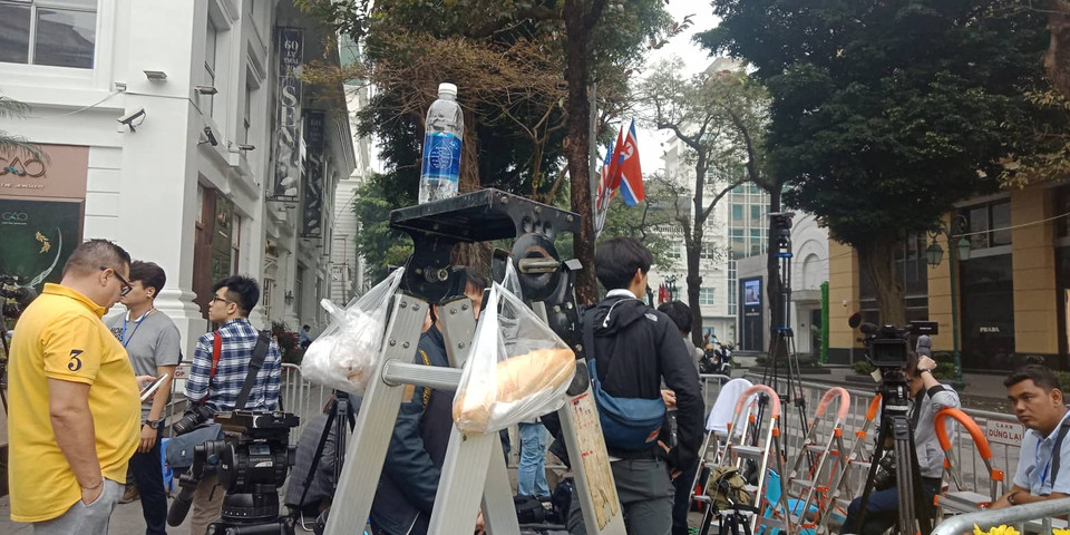 Với nhiều phóng viên khác, bánh mì cũng đã được chuẩn bị sẵn sàng để phục vụ bữa trưa. (Ảnh: Mạnh Hùng/Vietnam+)