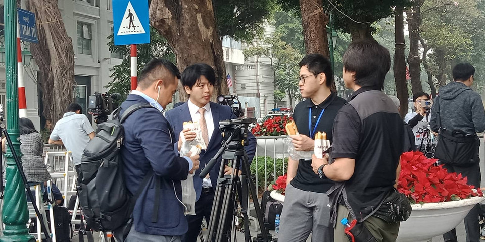 Rất đông phóng viên quốc tế túc trực bên ngoài khạch Metropole để đưa tin về cuộc gặp giữa Thổng thống Mỹ Donald Trump và Chủ tịch Triều Tiên Kim Jong-un. (Ảnh: Mạnh Hùng/Vietnam+)