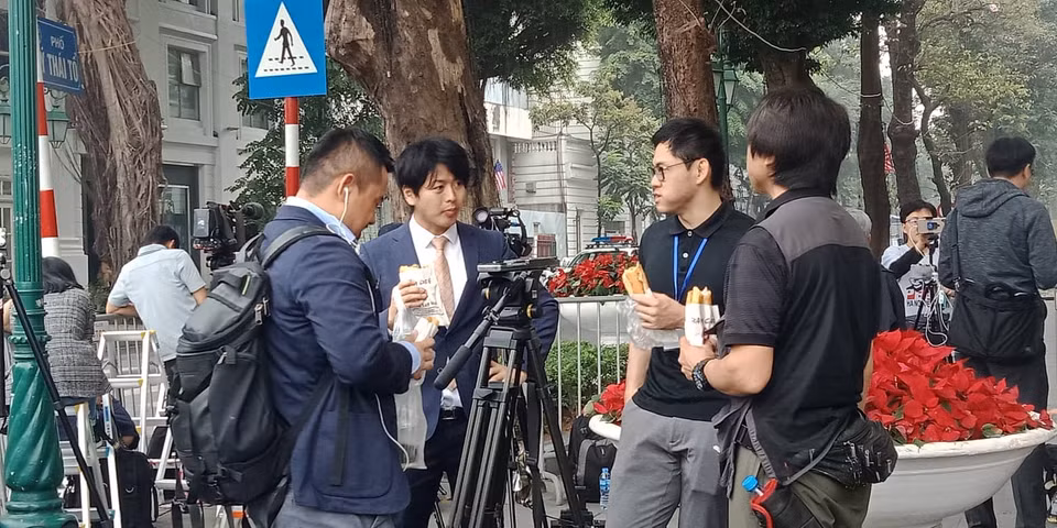 Rất đông phóng viên quốc tế túc trực bên ngoài khạch Metropole để đưa tin về cuộc gặp giữa Thổng thống Mỹ Donald Trump và Chủ tịch Triều Tiên Kim Jong-un. (Ảnh: Mạnh Hùng/Vietnam+)