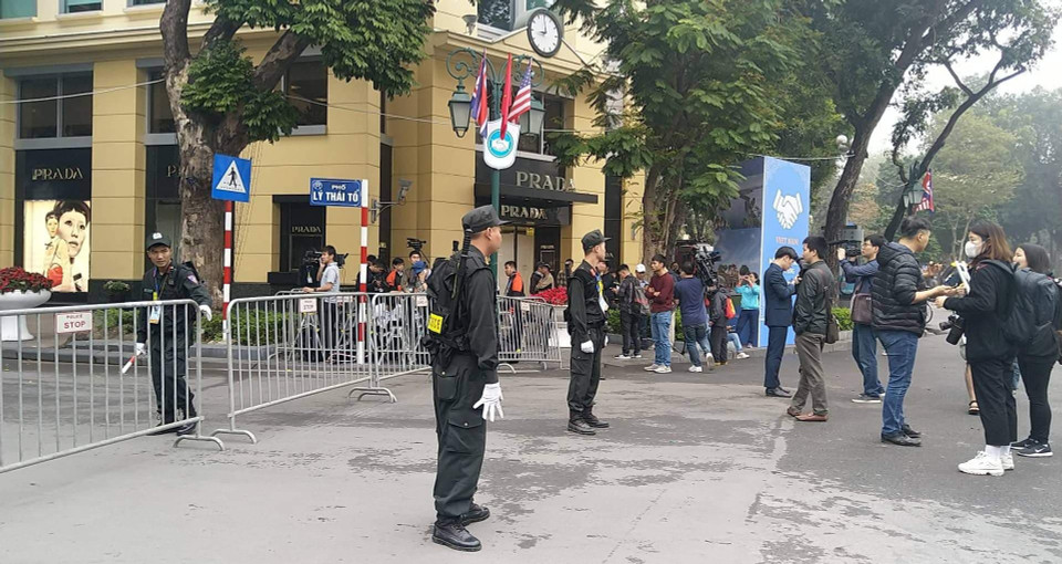 An ninh được thắt chặt bên ngoài khách sạn. (Ảnh: PV/Vietnam+)