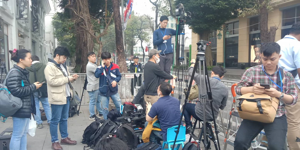 Và ở mọi tư thế, với lỉnh kỉnh đồ nghề. (Ảnh: PV/Vietnam+)