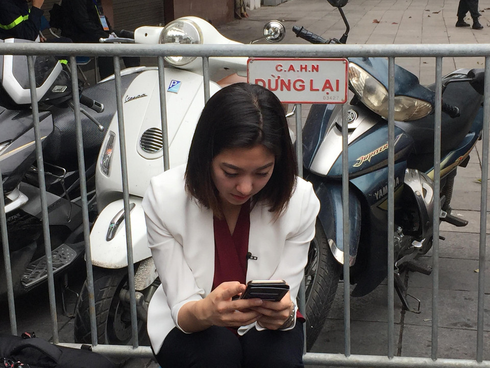 Tác nghiệp bằng điện thoại di động. (Ảnh: PV/Vietnam+)