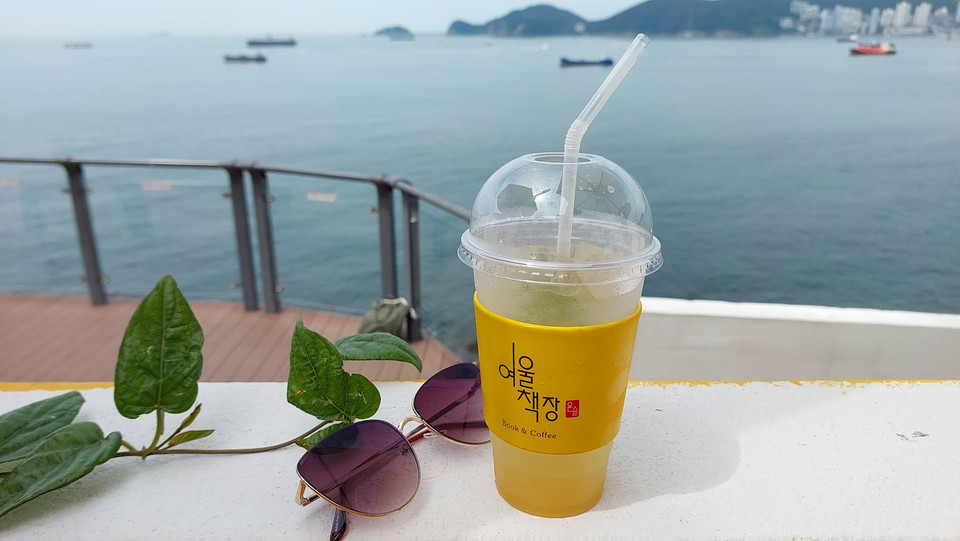 Quán càphê sách có màu vàng chủ đạo là nơi du khách lựa chọn để nghỉ ngơi và ngắm cảnh biển. (Ảnh: Minh Thu/Vietnam+)