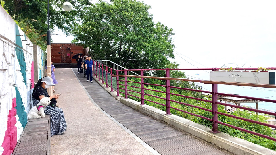 Đây là một điểm dừng chân được ưa chuộng của thành phố cảng Busan, miền Nam Hàn Quốc. Ngôi làng nhỏ mặt hướng biển, lưng tựa núi và có con đường mòn ven biển dài 3km. Người dân thong thả tản bộ trên con đường view biển tuyệt đẹp. (Ảnh: Minh Thu/Vietnam+)