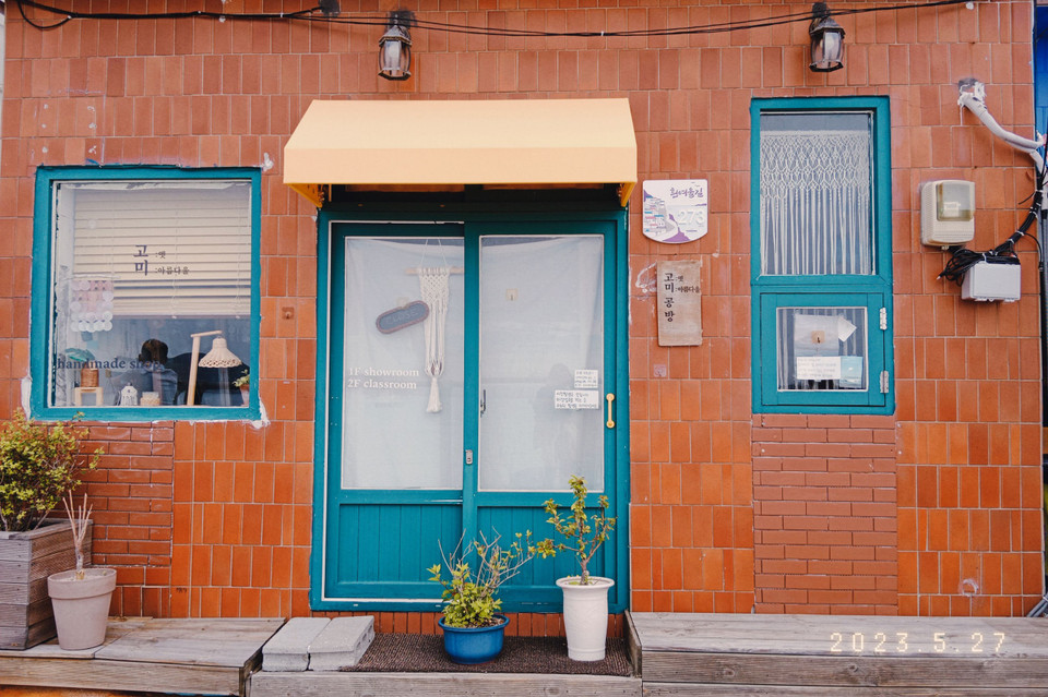 Có rất nhiều nhà hàng, quán cà phê và cửa hàng lưu niệm xinh xắn ở đây. Làng văn hóa Huinnyeoul có hai con đường: Một là đường đi dạo ven biển, hai là đường dốc đi vào các ngõ ngách của ngôi làng. Cách mỗi đoạn lại có những ngôi nhà được sơn với màu sắc khác nhau thật rực rỡ. Không khó để du khách tìm được đủ 7 sắc cầu vồng ở Làng văn hóa Huinnyeoul. (Ảnh: PV/Vietnam+)