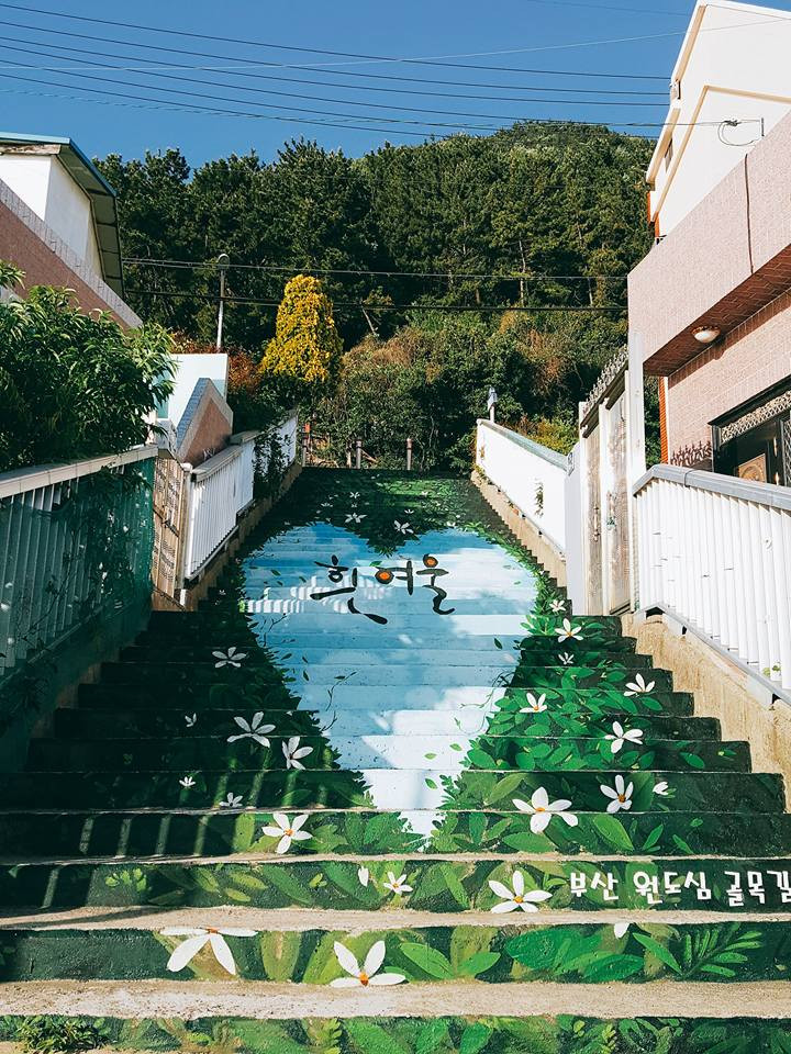 Khách tham quan có thể dễ dàng bắt gặp những góc nhỏ đầy màu sắc. (Ảnh: Minh Thu/Vietnam+)