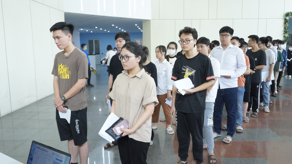 Hôm nay, 10/6, Đại học Bách khoa Hà Nội đã tổ chức đợt thi Đánh giá tư duy đầu tiên của mùa tuyển sinh đại học năm 2023. Kỳ thi đã thu hút 19.225 lượt thí sinh đăng ký, chia thành ba đợt thi, được tổ chức tại 9 cụm thi. (Ảnh: PV/Vietnam+)