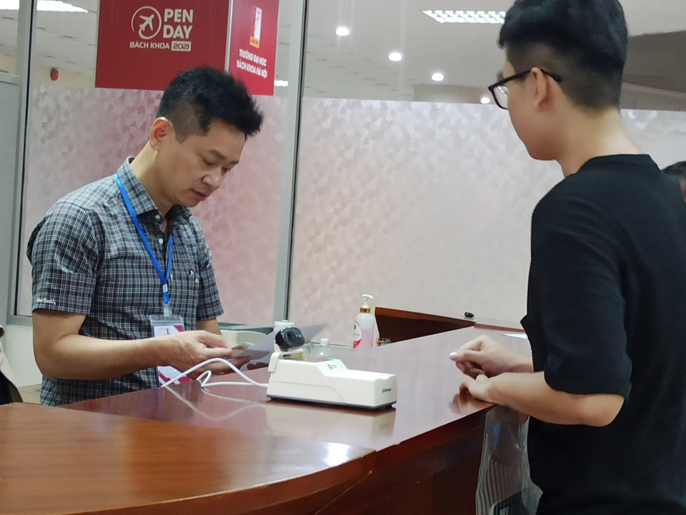 Những trường hợp nghi vấn, cán bộ là công tác thi sẽ kiểm tra kỹ hơn. (Ảnh: PM/Vietnam+)