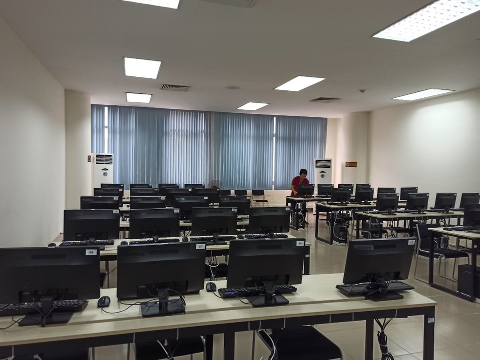 Năm nay là năm đầu tiên Đại học Bách khoa Hà Nội tổ chức thi Đánh giá tư duy trên máy tính. Các thiết bị đều được kiểm tra chu đáo trước khi kỳ thi diễn ra. (Ảnh: PM/Vietnam+)