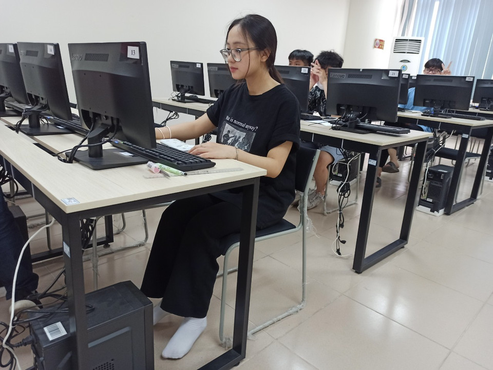 ...và đi chân tất vào phòng thi. (Ảnh: PM/Vietnam+)