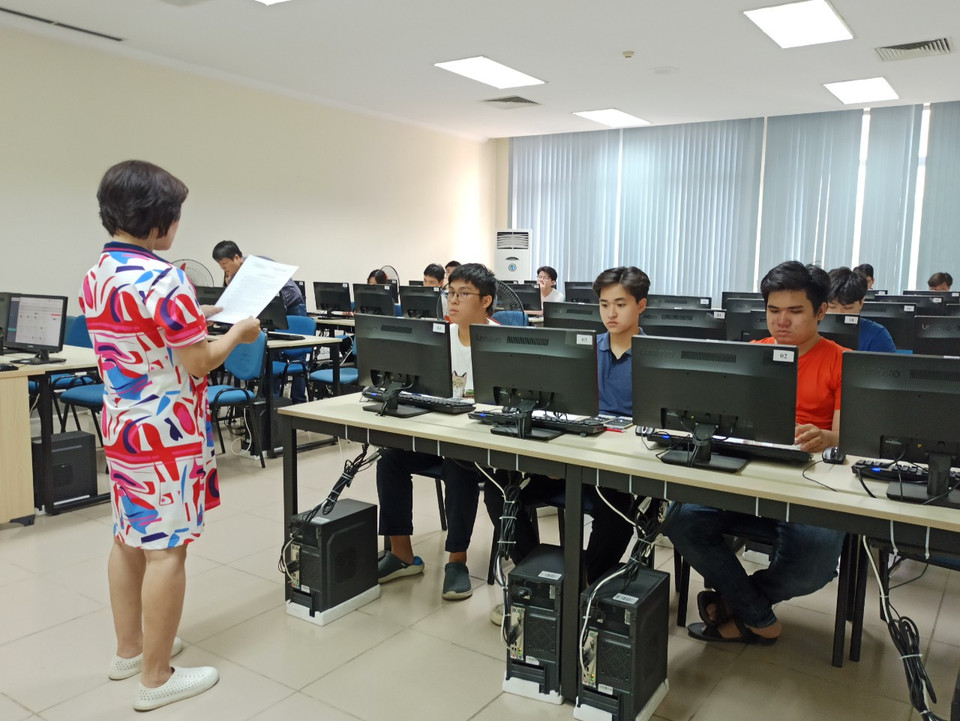 Cán bộ coi thi phổ biến quy chế thi cho thí sinh trước giờ làm bài thi. (Ảnh: PM/Vietnam+)