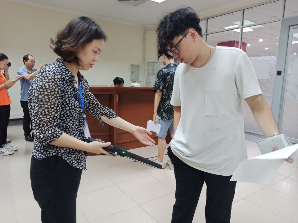 Khi thiết bị này phát tín hiệu cảnh báo, cán bộ làm công tác thí sẽ yêu cầu thí sinh cho kiểm tra vật dụng cụ thể. (Ảnh: PM/Vietnam+)