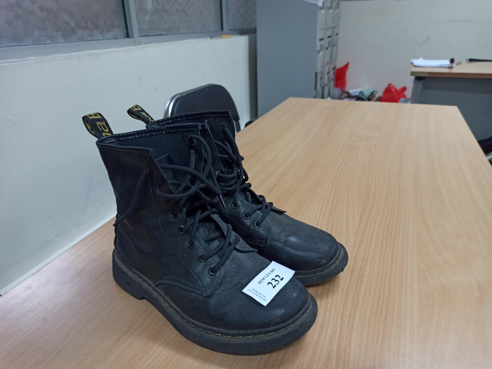 Do thiết bị phát tín hiệu cảnh báo nên sáng nay, một số thí sinh đã phải cởi giày để ở khu vực gửi đồ .... (Ảnh: PM/Vietnam+)