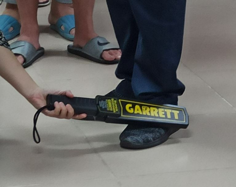 Giày của thí sinh cũng được rà soát rất kỹ. (Ảnh: PM/Vietnam+)