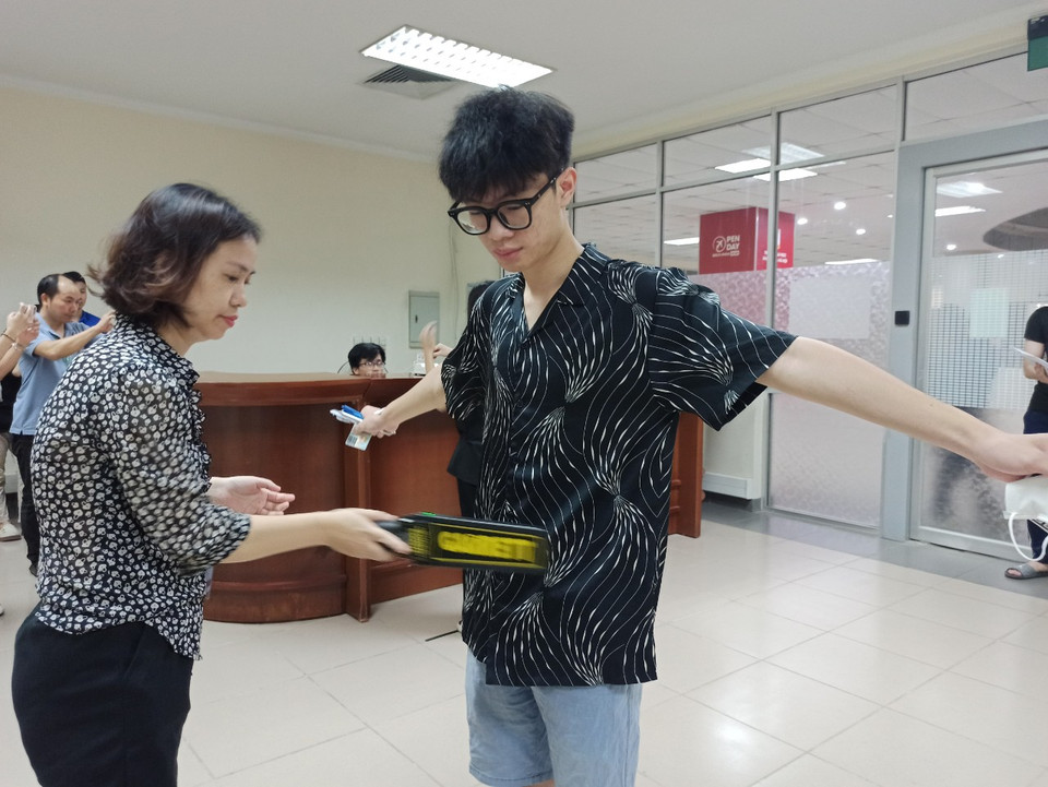 Sau đó, thí sinh sẽ phải qua vòng rà soát bằng thiết bị chuyên dụng. (Ảnh: PM/Vietnam+)