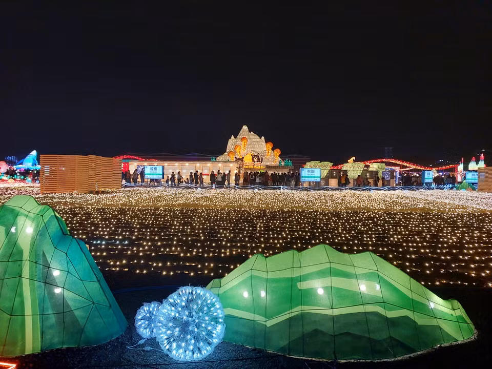 Rất nhiều đèn lồng được thắp sáng bằng đèn LED tạo nên không gian lung linh. (Ảnh: Minh Thu/Vietnam+)