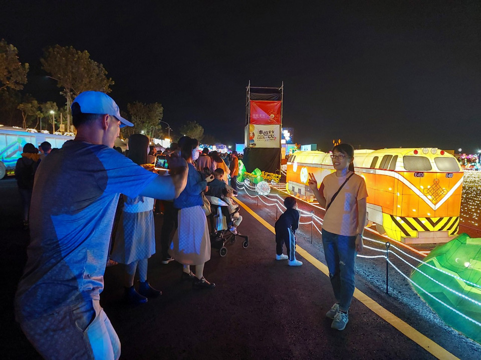 Rất đông người dân tham dự lễ hội để thưởng thức bữa tiệc ánh sáng. (Ảnh: Minh Thu/Vietnam+)