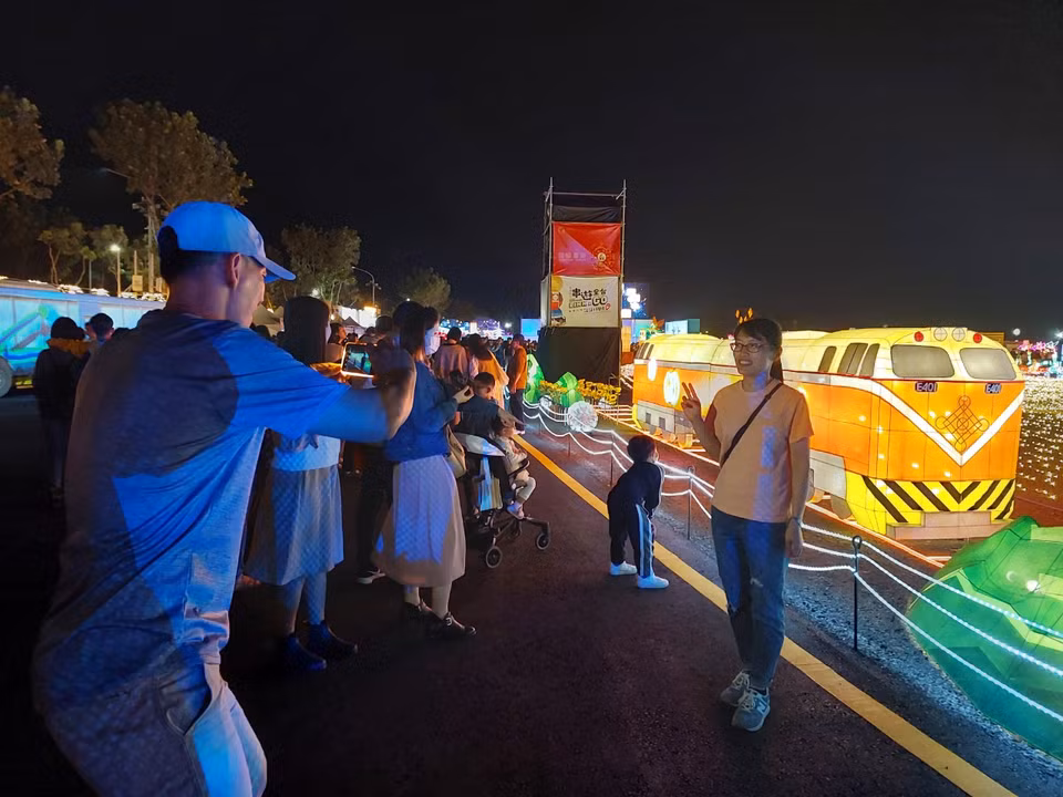 Rất đông người dân tham dự lễ hội để thưởng thức bữa tiệc ánh sáng. (Ảnh: Minh Thu/Vietnam+)