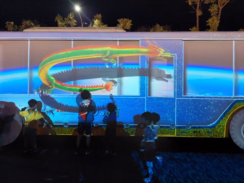 Trẻ em thích thú với mô hình đèn lồng 3D. (Ảnh: Minh Thu/Vietnam+)