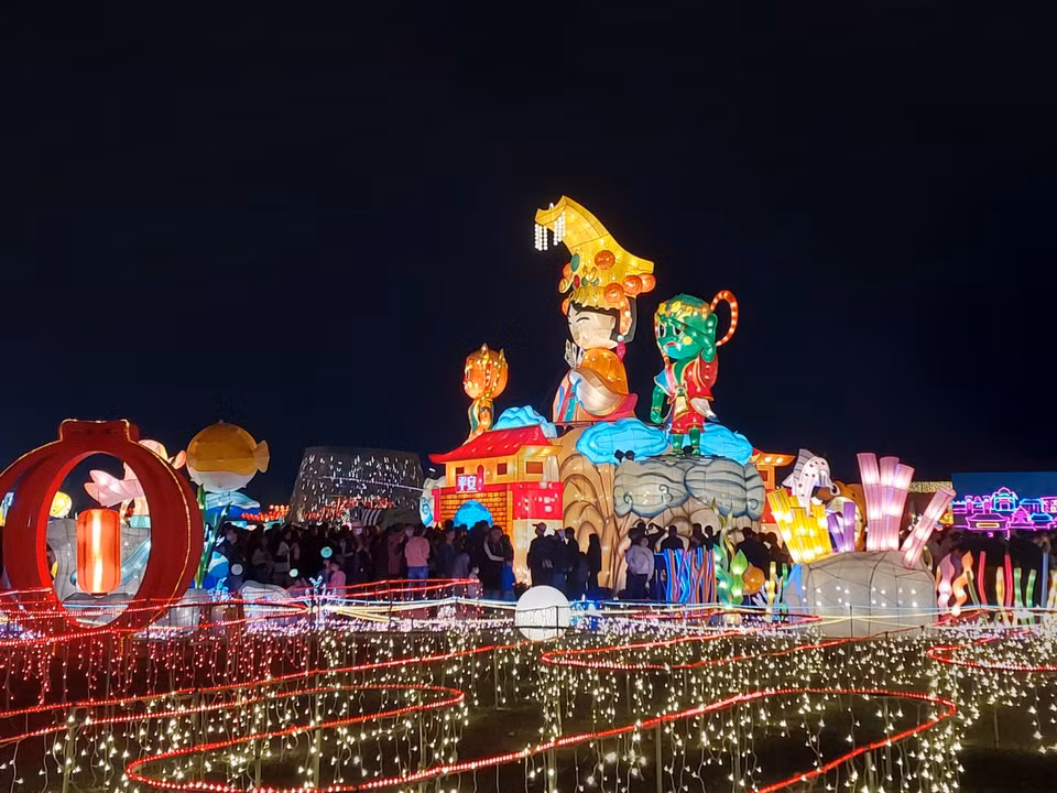 Một cụm đèn lớn mang hình tượng Nữ thần Biển bảo hộ cho người dân. (Ảnh: Minh Thu/Vietnam+)