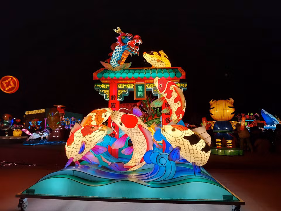 Mô hình đèn lồng "Cá chép hóa Rồng." (Ảnh: Minh Thu/Vietnam+)