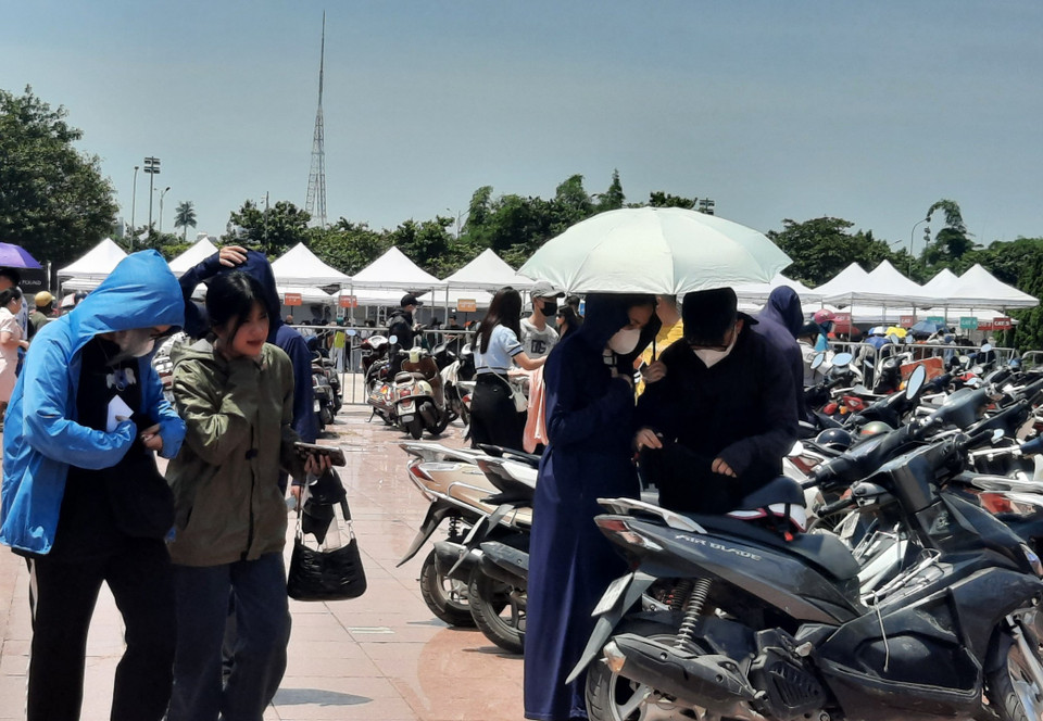  Ngoài khán giả, nhiều 'phe vé' cũng có mặt, hỗ trợ người mua đổi vòng tay. Trước đó, nhiều người "ôm" vé BlackPink dự định kiếm lời nhưng ế ẩm, buộc phải hạ giá. (Ảnh: PV/Vietnam+) 