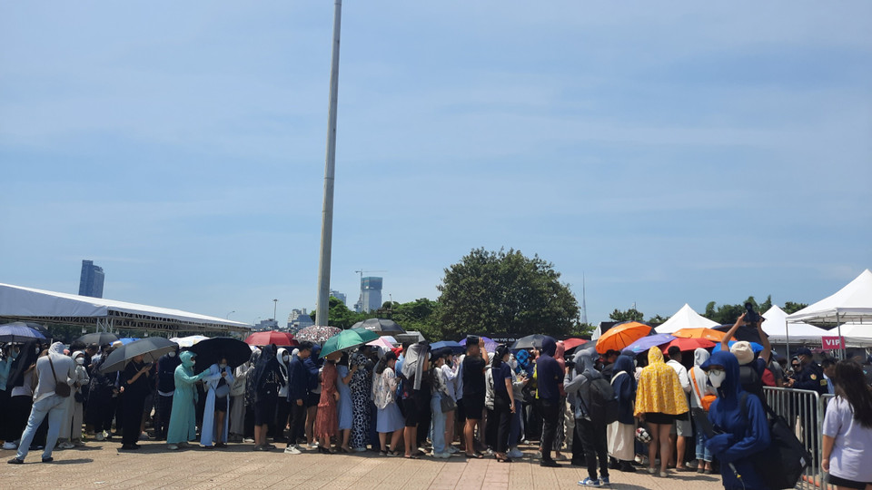 Ngày 26/7, hàng nghìn khán giả đã đội nắng, xếp hàng để đổi vé điện tử lấy vòng tay để tham dự hai đêm nhạc của nhóm BlackPink. Dù 10 giờ mới bắt đầu đổi vé, song nhiều người đã có mặt ở Sân vận động Mỹ Đình từ sớm để xếp hàng. (Ảnh: PV/Vietnam+)