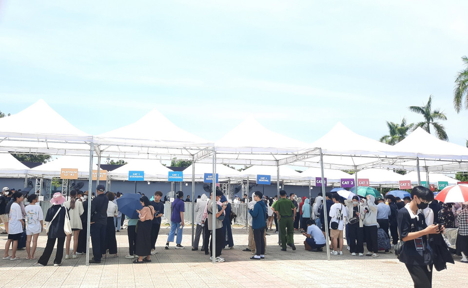  Khi đến đổi vòng tay, khán giả sẽ phải xuất trình được vé điện tử thông qua email được gửi trực tiếp từ Ticketbox, không chấp nhận ảnh vé chụp màn hình, email được chuyển tiếp, bản in, photo... (Ảnh: PV/Vietnam+)