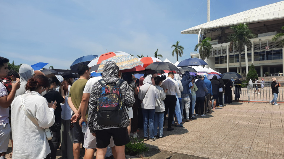 Theo đó, để được tham gia show diễn, khán giá cần phải đáp ứng được 2 điều kiện: Có vòng tay (còn nguyên vẹn) được đeo vào cổ tay trong suốt sự kiện; phải xuất trình được vé điện tử của mình bất cứ lúc nào được yêu cầu. (Ảnh: PV/Vietnam+)