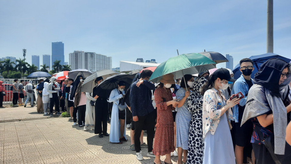 Chia sẻ với VietnamPlus, bạn Diễm Chi (Hoàng Mai, Hà Nội) cho biết: “Rất đông người đến lấy vé nhưng lại ít nhân viên an ninh, nhân viên hướng dẫn nên ban đầu chúng mình hoang mang không biết đứng ở đâu để xếp hàng.” (Ảnh: PV/Vietnam+) 