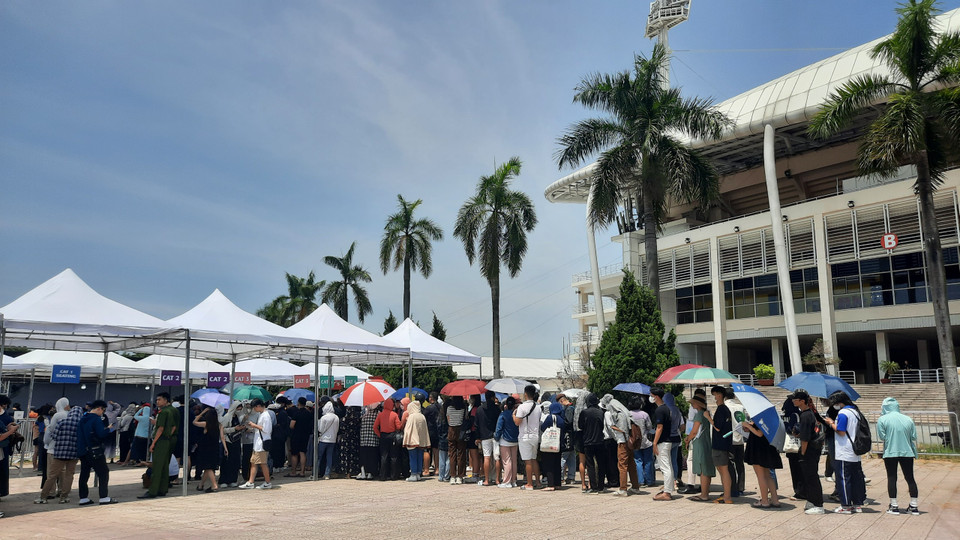 Ticketbox, nền tảng bán vé chính thức của show diễn BlackPink sắp được tổ chức tại Hà Nội thông báo từ ngày 26-28/7, khán giả đã mua vé có thể đến đổi vòng tay tại sân vận động Mỹ Đình từ 10 giờ đến 20 giờ hàng ngày. Ngoài ra, khán giả mua vé đêm diễn 29/7 hoặc 30/7 có thể đổi vòng tay vào đúng hôm diễn ra sự kiện. (Ảnh: PV/Vietnam+) 