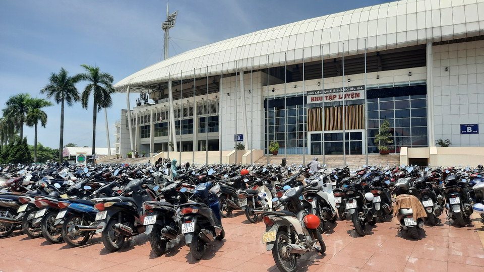 Khu vực gửi xe không có mái che. (Ảnh: PV/Vietnam+)