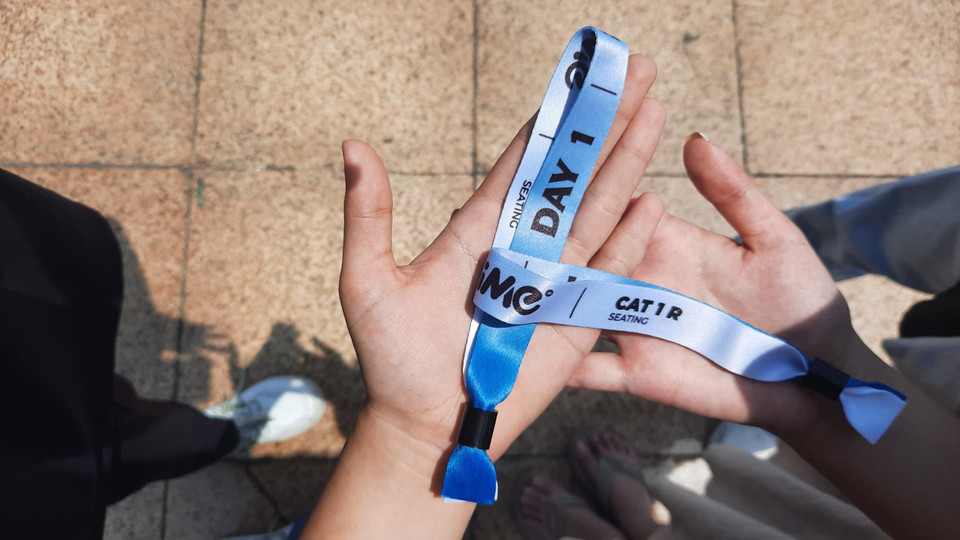 Mỗi chiếc vòng tay có màu sắc tương ứng với vị trí khán giả: Hồng, cam, xanh nước biển, xanh lá, xanh dương, đỏ, tím, vàng. (Ảnh: PV/Vietnam+) 