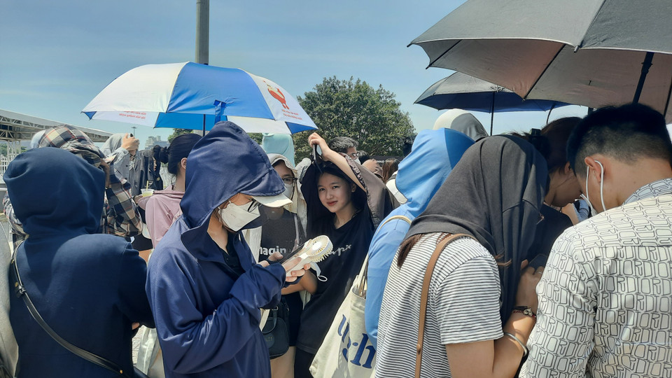 Ban đầu, khán giả sẽ xếp thành 4 hàng ở ngoài sân. Sau đó, từng nhóm 50-70 người được vào xếp hàng tại các quầy đổi vé. Tuy nhiên, phóng viên ghi nhận khâu đổi vé còn nhiều bất cập. (Ảnh: PV/Vietnam+)