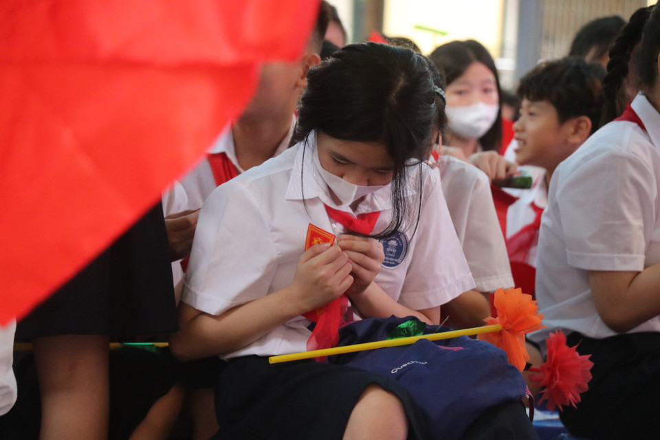 Chỉnh trang lại trang phục trước khi bước vào buổi lễ. (Ảnh: Minh Anh/Vietnam+)