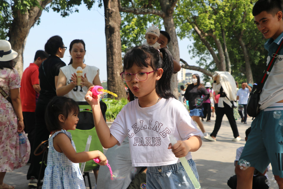 Năm nay kỳ nghỉ kéo dài 4 ngày. Tuy nhiên nhiều gia đình và cá nhân, có cả nhiều sinh viên, thanh niên quyết định không về quê để ở lại tận hưởng mùa Thu Hà Nội. (Ảnh: Minh Anh/Vietnam+)