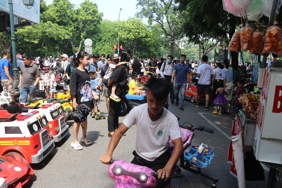 Các dịch vụ xe điện hoạt động mạnh, người đi bộ cần lưu ý khi đi lại, đặc biệt ở những đoạn đường chật chội như Đinh Lễ để tránh va đụng không mong muốn. (Ảnh: Minh Anh/Vietnam+)