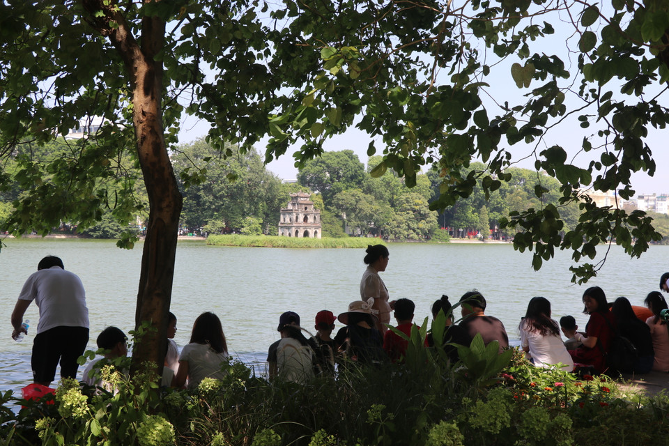 Người dân chọn ở lại Thủ đô. (Ảnh: Minh Anh/Vietnam+)