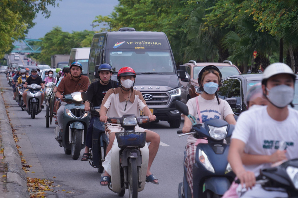 Lưu lượng tham gia giao thông vào thời điểm này khá đông nhưng không diễn ra tình trạng ách tắc như chiều ra khỏi Hà Nội trong ngày đầu kỳ nghỉ. (Ảnh: PV/Vietnam+)