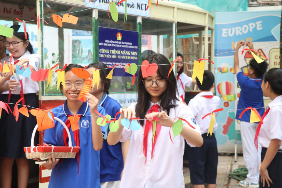 Phương Linh học sinh (áo trắng) - thành viên câu lạc bộ có nhiệm vụ hỗ trợ các bạn buộc lại các mong ước trên dây. Cá nhân Linh gửi tặng nhà trường và các bạn học sinh lời chúc sức khỏe, năm học mới có nhiều điều lý thú, chúc lứa học sinh sắp ra trường một tương lai tươi sáng. (Ảnh: Minh Anh/Vietnam+)