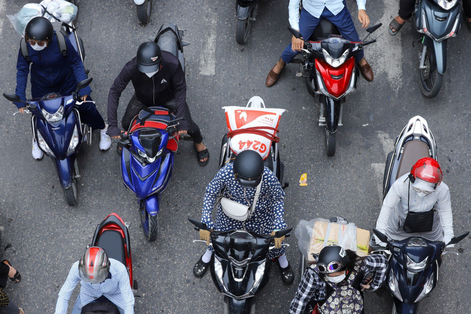 Người dân trở lại Thủ đô, sẵn sàng cho tuần mới đi làm trở lại. (Ảnh: PV/Vietnam+)