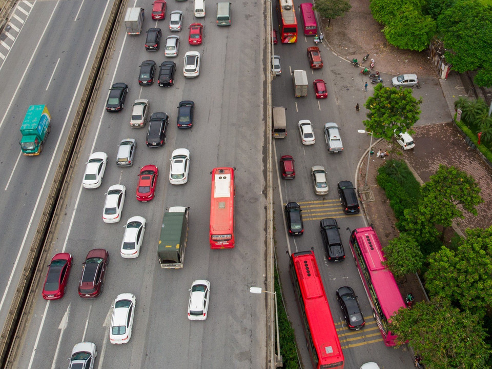 Đường Vành đai 3 trên cao đoạn qua Hồ Linh Đàm và đường dưới, đoạn từ Công viên Yên Sở vào trung tâm có khá nhiều phương tiện di chuyển vào trung tâm, dẫn đến ùn tắc nhẹ. (Ảnh: PV/Vietnam+)