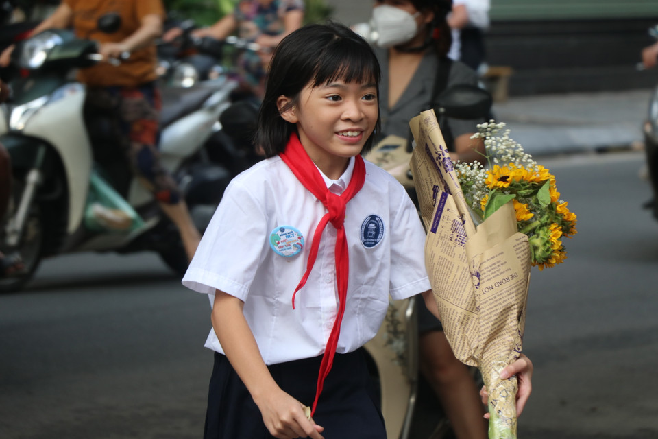 Sáng 5/9, hơn 22 triệu học sinh trên cả nước cùng bước vào năm học mới. Từ 7 giờ sáng, tại trường Trung học cơ sở Nguyễn Công Trứ (Ba Đình, Hà Nội), nhiều học sinh đã có mặt háo chờ tiếng trống khai trường. (Ảnh: Minh Anh/Vietnam+)
