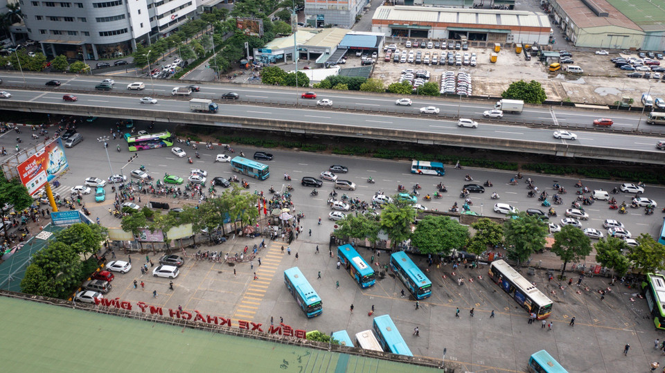 Toàn cảnh khu vực Bến xe Mỹ Đình cho thấy lượng người đổ về không quá lớn, ghi nhận vào thời điểm 16 giờ 30 phút. (Ảnh: PV/Vietnam+)