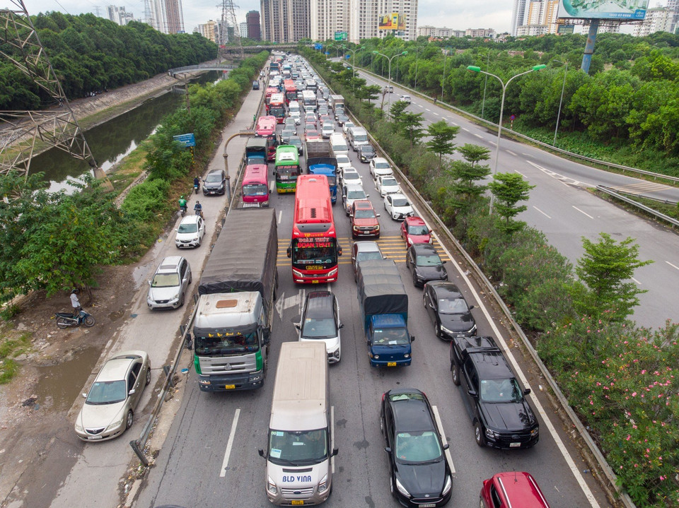 Khu vực hết Cao tốc Pháp Vân-Cầu Giẽ, lưu lượng khá lớn dẫn đến di chuyển chậm theo hướng về nội thành. (Ảnh: PV/Vietnam+)