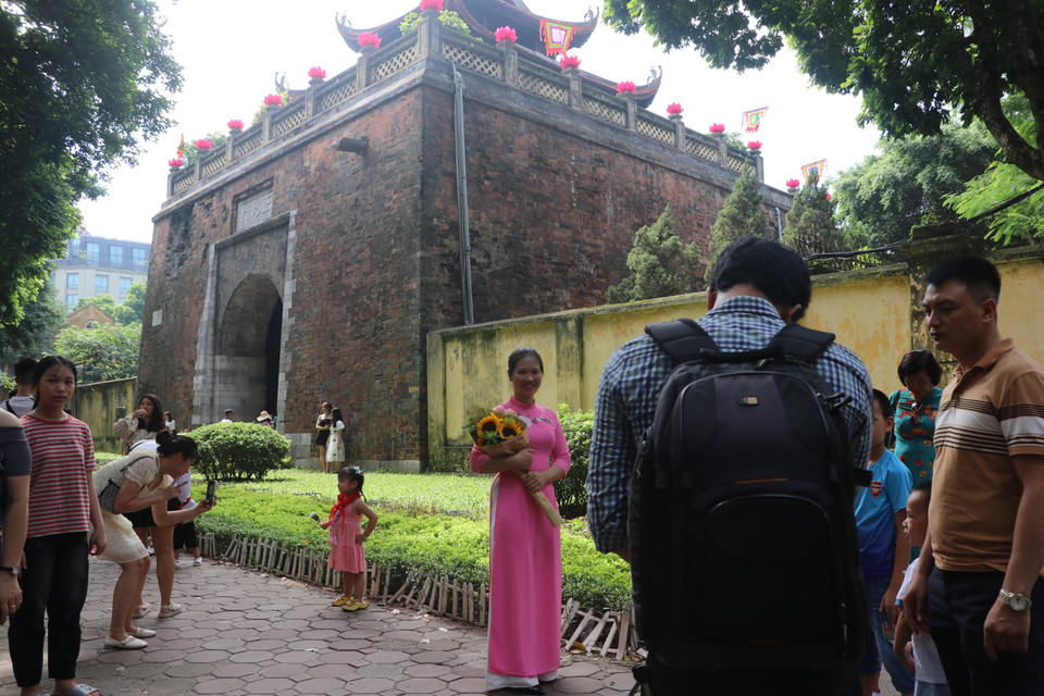 Một số người di chuyển theo tuyến từ quận Tây Hồ-Ba Đình (đi Lăng Bắc, Hồ Tây...) đi đường Phan Đình Phùng ra quận Hoàn Kiếm (đi chơi Hồ Gươm) nên tuyến đường này cũng bất ngờ trở nên chật chội hơn cả ngày thường. (Ảnh: Minh Anh/Vietnam+)
