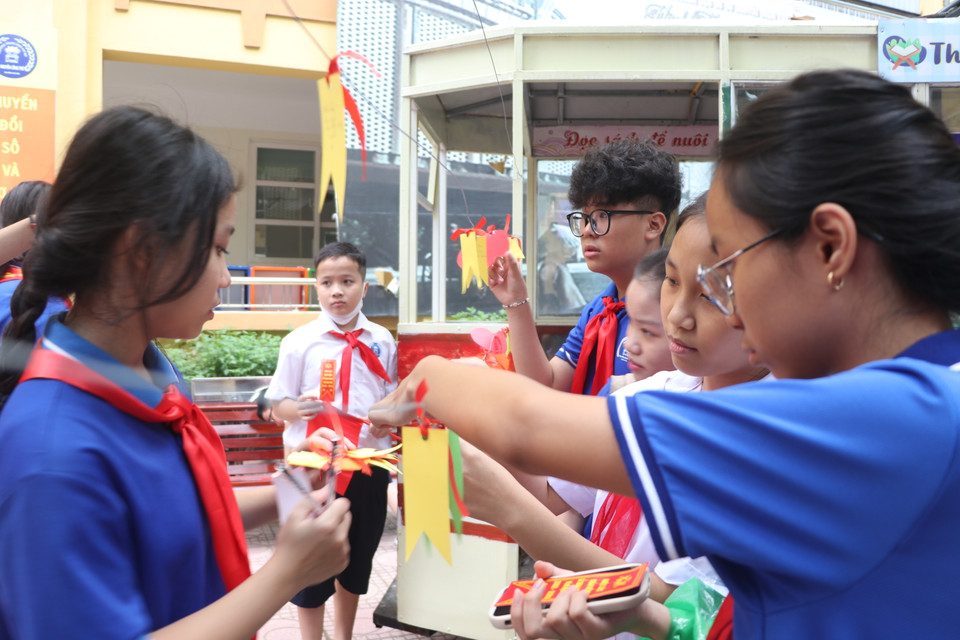 Từ ý tưởng của các thầy cô và các học sinh thành viên câu lạc bộ truyền thông của trường Trung học cơ sở Nguyễn Công Trứ, các em có một góc ghi lại những mơ ước cho năm học mới. (Ảnh: Minh Anh/Vietnam+)