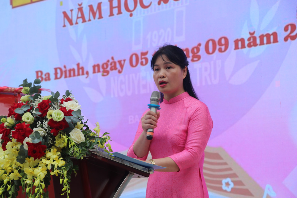 Trong bài diễn văn, Hiệu trưởng trường Trung học cơ sở Nguyễn Công Trứ, cô giáo Lê Hoàn Châu nhắc nhớ học sinh về lòng biết ơn, để từ đó các em luôn quý trọng cuộc sống, gia đình, thầy cô và bạn bè mình. (Ảnh: Minh Anh/Vietnam+)