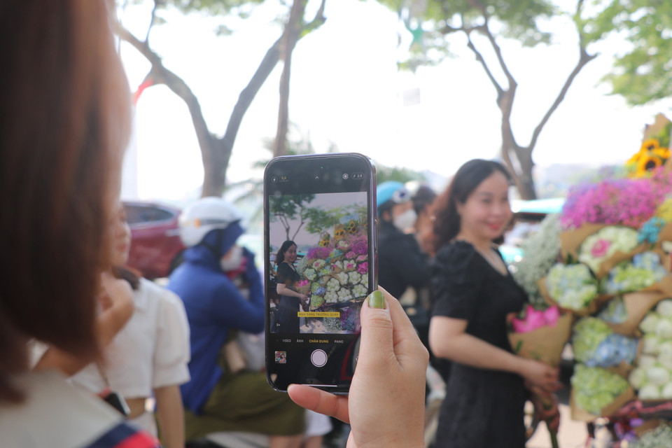 Những xe chở đầy hoa tươi tắn gần như đã trở thành đặc sản của mùa Thu Hà Nội những năm gần đây. (Ảnh: Minh Anh/Vietnam+)